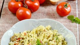 Салата с кускус, фета сирене и печени чушки