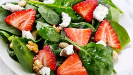 Свежа салата с горски плодове