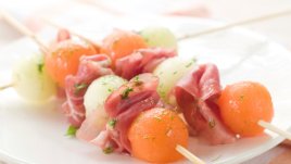 Шишчета с прошуто и пъпеш