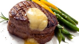 Сочна телешка пържола със зелен фасул