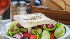 Гръцка салата със сирене фета и маслини