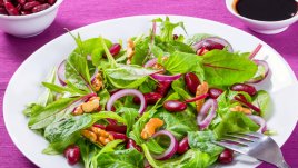 Салата с боб, рукола и ядки