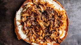 Разядка от лук с подправки, сервирана с хляб