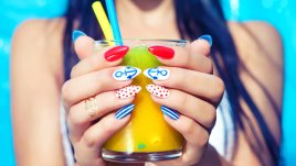 Маникюр в летни цветове