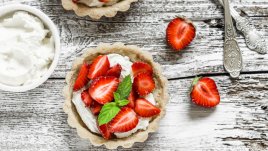 Тарт с ягоди и шамфъстък 