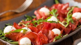 Бейби моцарела с прошуто