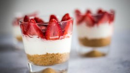 Ягодов чийзкейк в чаша 