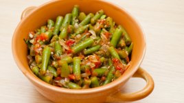 Испанска разядка със зелен фасул, домати и кедрови ядки