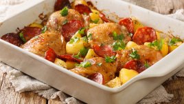 Печено пилешко с чоризо и картофи 