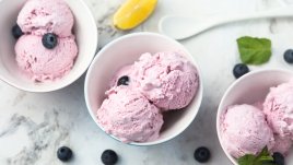 Домашен сладолед с боровинки и лимонова коричка