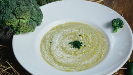 Крем супа с броколи, сметана и соев сос