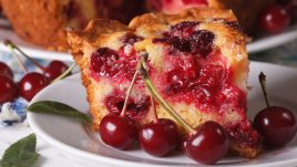 Пухкав сладкиш с череши