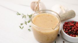 Чеснов дресинг за салата с дижонска горчица