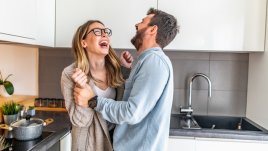 10 неща, които всяка жена заслужава от мъжа до себе си