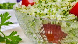 Салата с ориз, песто и моцарела