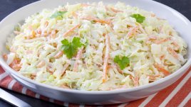 Салата със зеле, моркови и рулца от раци