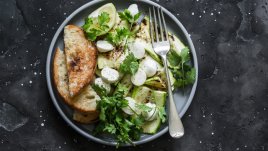 Тиквички със сирене, дресинг и ядки