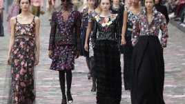 Цветя, дантела и органза от Chanel за есен/зима 2023/2024