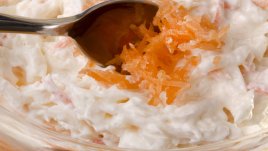 Салата със зеле, моркови и рулца от раци