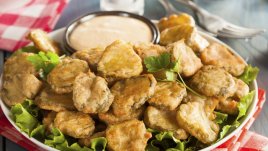 Пикантни панирани кисели краставички