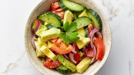 Салата с авокадо, домати и краставици 