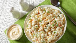 Салата с паста и варени яйца