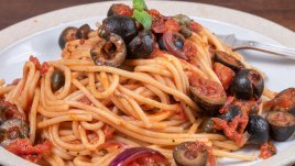 Паста с пикантен доматен сос с моцарела