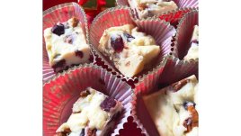 Коледен фъдж с бял шоколад, орехи и червени боровинки 