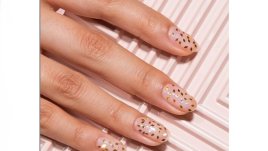 Идеи за маникюр с деликатен блясък