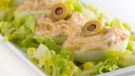 Пълнени яйца с риба тон и кисели краставички