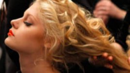 Какво да правим с дългата коса през лятото?