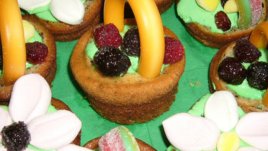 Великденски кексчета – кошници с цветя