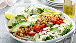 Салата с нахут и авокадо