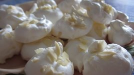 Фини целувки с бадеми и бял шоколад