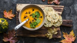 Есенна крем супа с тиква и ябълка 