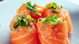 Лесно предястие: Рулца с пушена сьомга