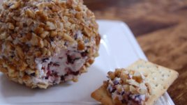 Топчета от сирене, боровинки и ядки