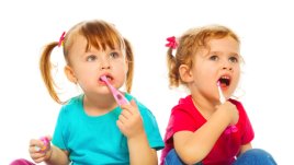 Как да разберете дали детето послъгва, че си мие зъбките?