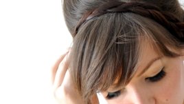 Красива прическа с плитки