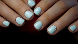 Изчистен маникюр с красиви акценти и в различни цветове