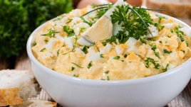 Яйчена салата с дижонска горчица и майонеза