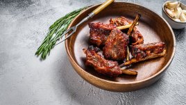 Агнешки ребърца с мед и вино