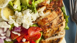 Салата с пилешко и бекон