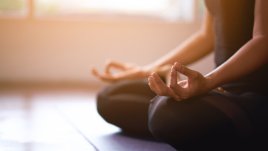 Време е за йога у дома (Видео)