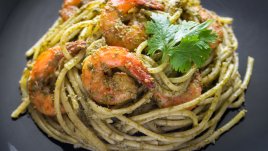 Паста лингуини с песто и скариди