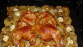 Пиле с картофи и синьо сирене