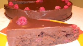 Шоколадова торта с малини
