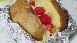 Запечени картофи с моцарела и чери доматки