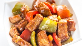 Свинска яхния с два вида чушки