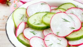 Салата с фенел, краставици и репички